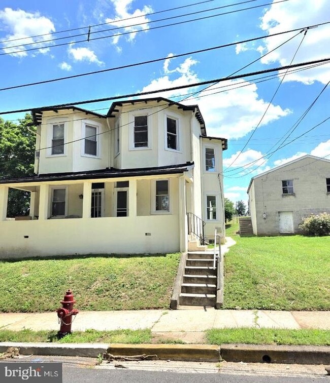 Building Photo - 825 Maple Ave