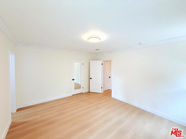 Building Photo - 6132 Whitsett Ave