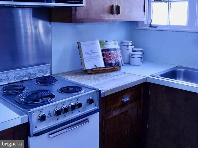 Building Photo - 2598 River Rd