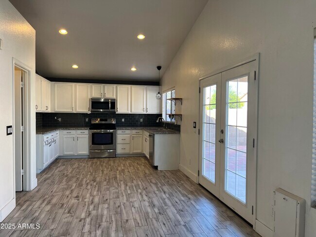 Building Photo - 1128 E Sheffield Ave