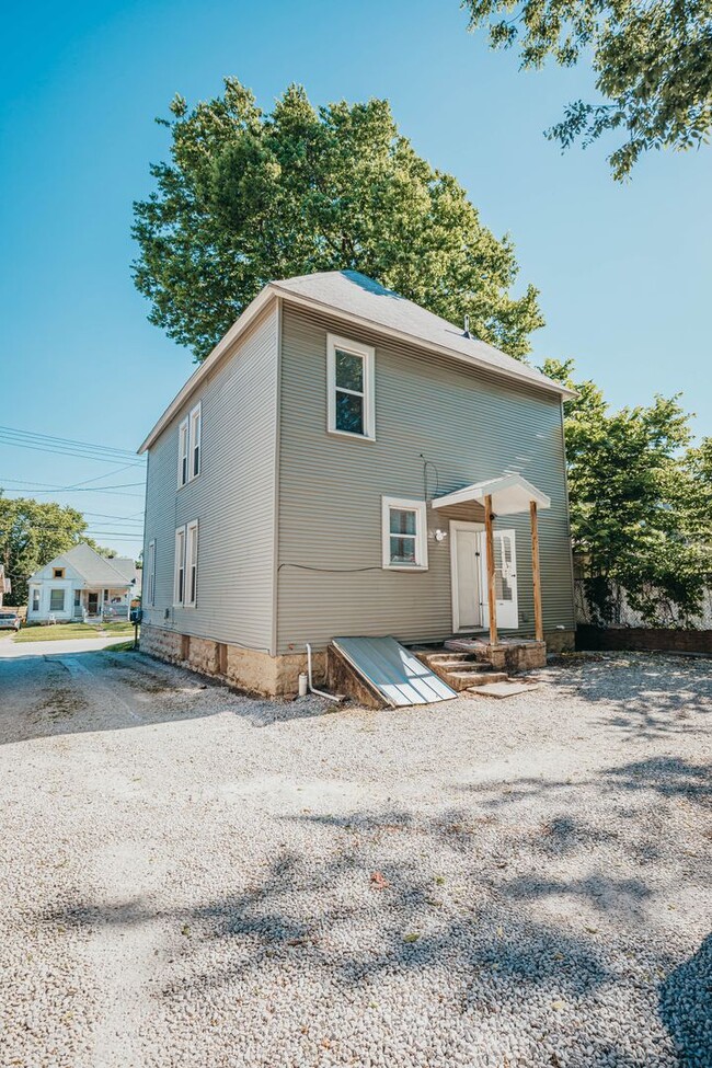 Building Photo - Stunning 5 bed 2 bath House w/ front porch...