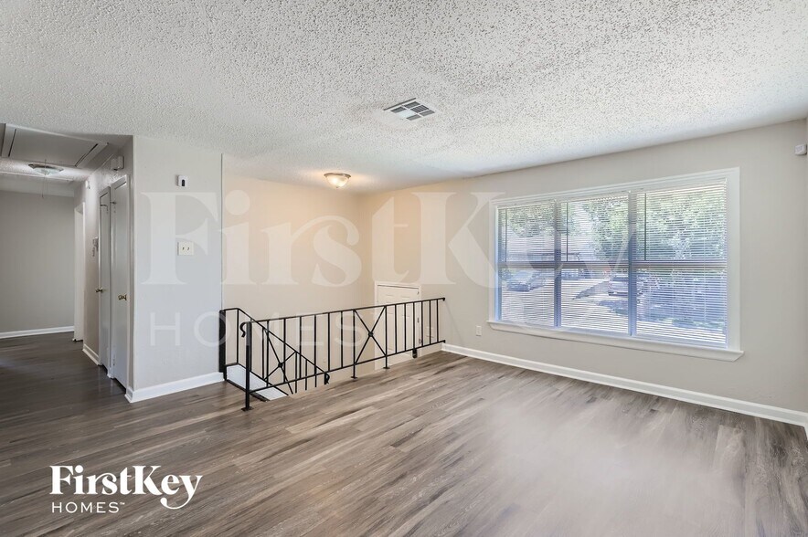 Building Photo - 917 Montclair Dr