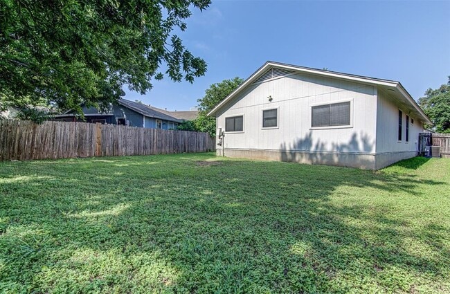 Building Photo - 13001 Campos Dr