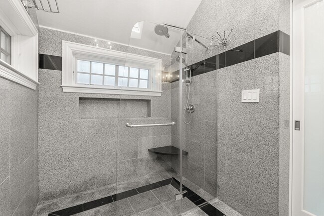 Building Photo - 4 Gracewood Park