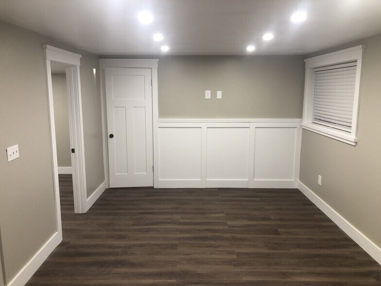 Building Photo - 10122 Buttercup Dr