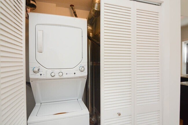 Building Photo - 2210 W Eastwood Ave