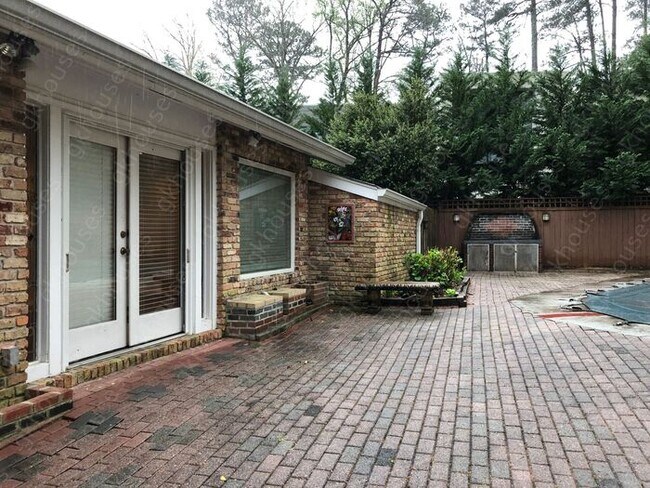 Building Photo - 2570 Northside Dr NW