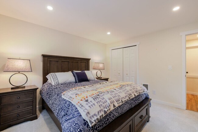 Building Photo - 3BR Furnished NW Bend Home