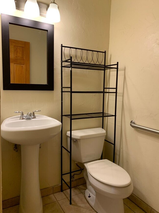 Building Photo - Splendid 4 Bedroom, 1.5 Bath Home Near Kirtland AFB! Available Now!