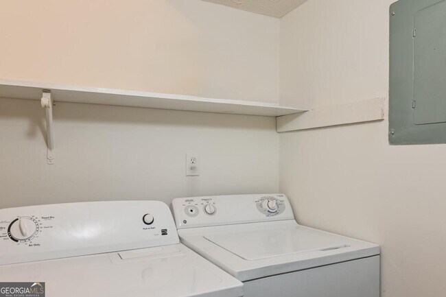 Building Photo - 201 Lenox Way NE