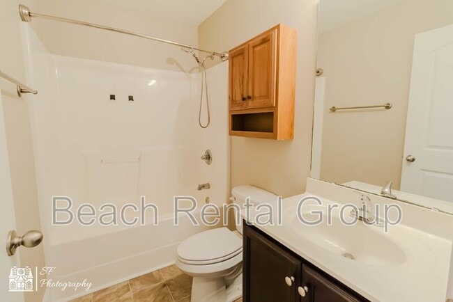 Building Photo - 246 Macarthur Dr