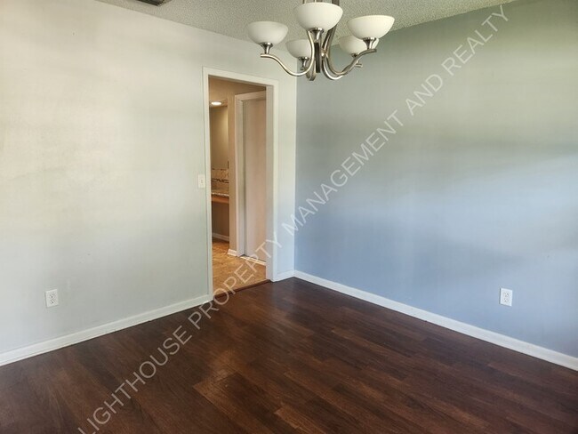 Building Photo - **Discover Your Dream Home: Spacious 4-Bed...