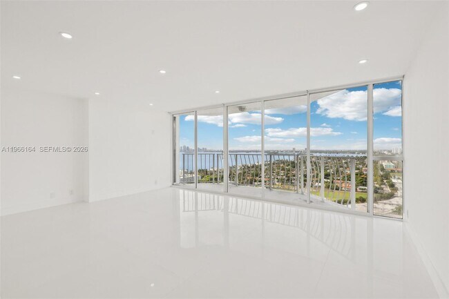 Building Photo - 7601 E Treasure Dr