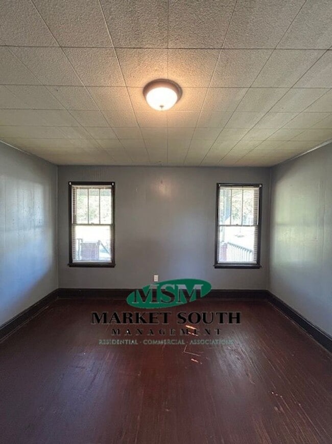 Building Photo - EASTSIDE BUNGALOW ON WALDBURG!