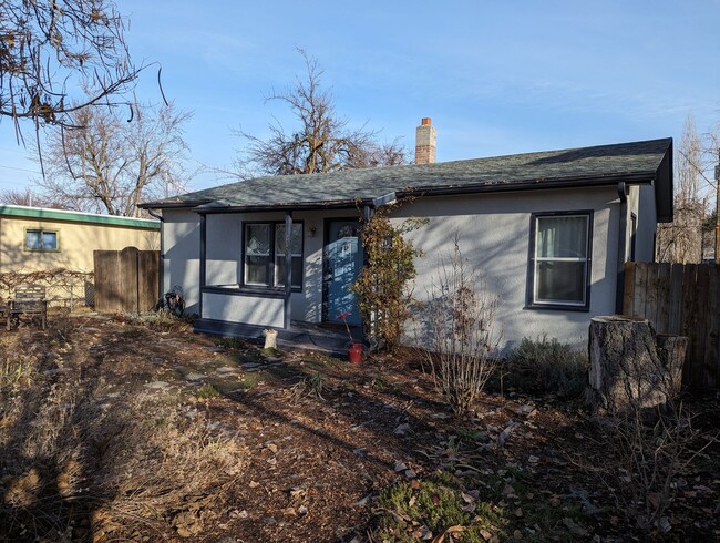 Building Photo - Cozy 2 Bedroom Cottage w/ Close Access to ...