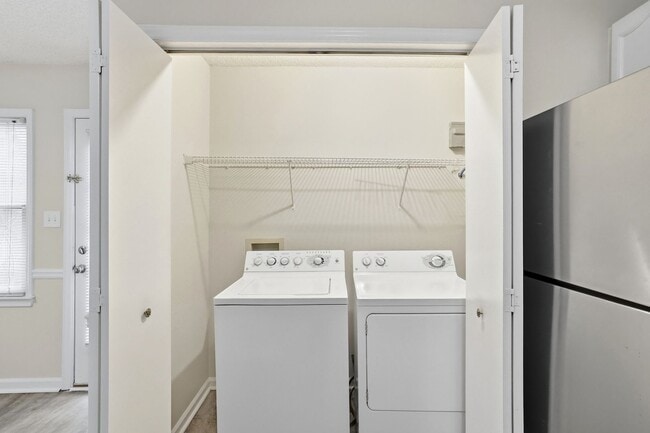 Building Photo - Oakhurst Living at Its Finest (Fresh Paint - New Carpet)