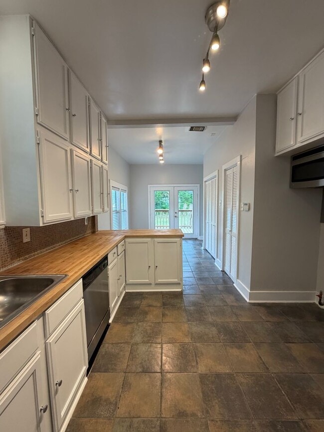 Building Photo - Stylish 2/2 Bungalow with Modern Kitchen & Spacious Backyard