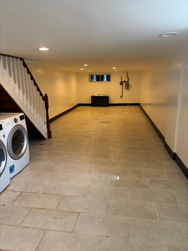 Building Photo - 2939 E Monument St