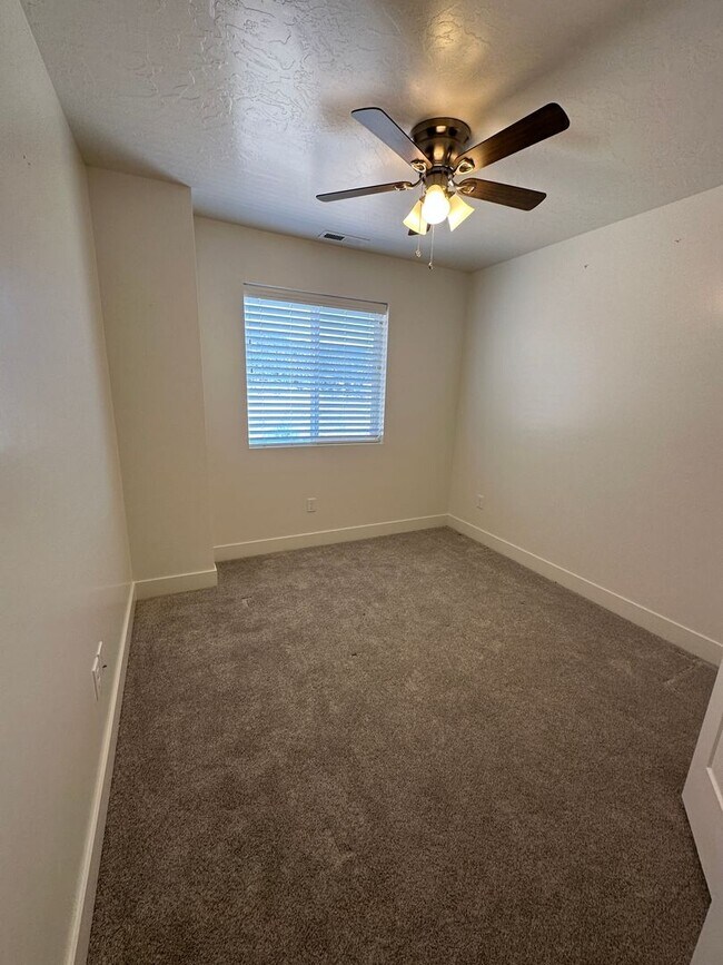 Building Photo - Charming Townhome