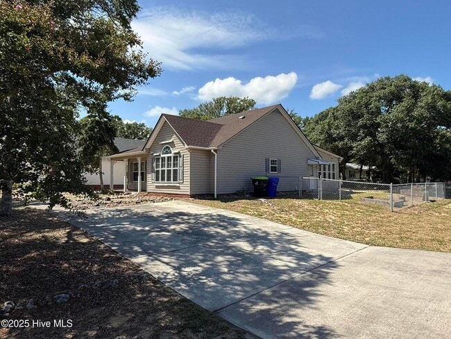 Building Photo - 1308 E Oak Island Dr