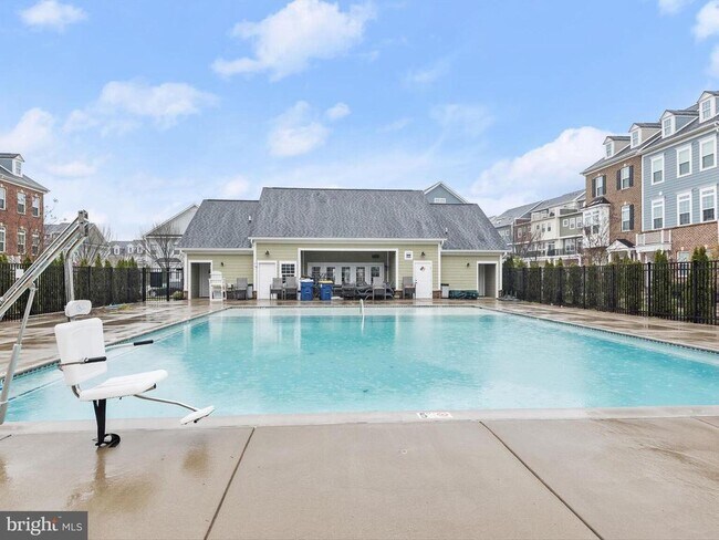 Building Photo - 5803 Lois Ln