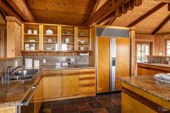 Building Photo - 1100 Bayhills Dr