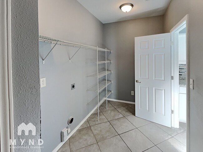 Building Photo - 918 Willow Wind Dr
