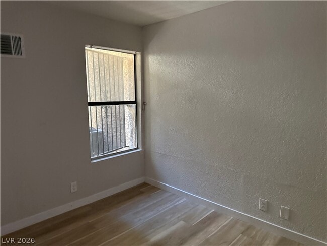 Building Photo - 530 Elm Dr