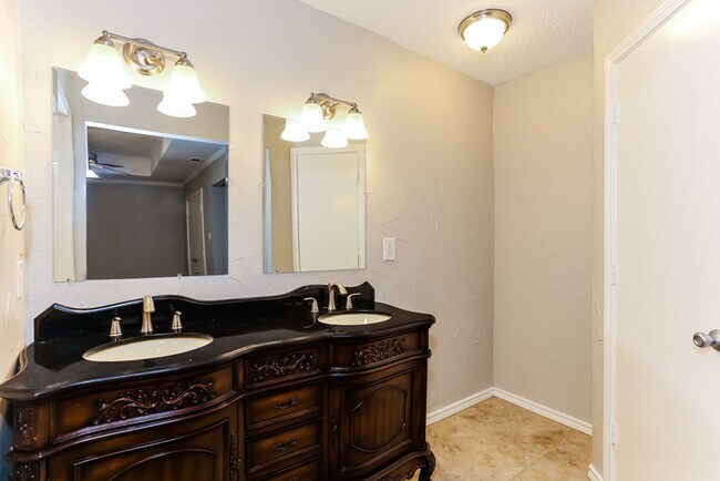 Building Photo - 3309 Sara Dr