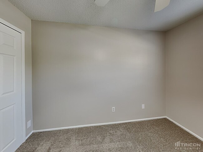 Building Photo - 1525 Guinevere Dr