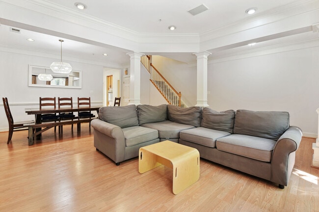 Building Photo - 557 Longhorn Crescent