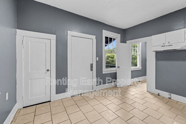 Building Photo - 963 3rd St W