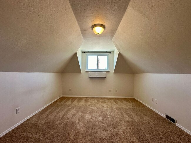 Building Photo - 3 Bedroom 2 Full Bath Renovated Single Fam...