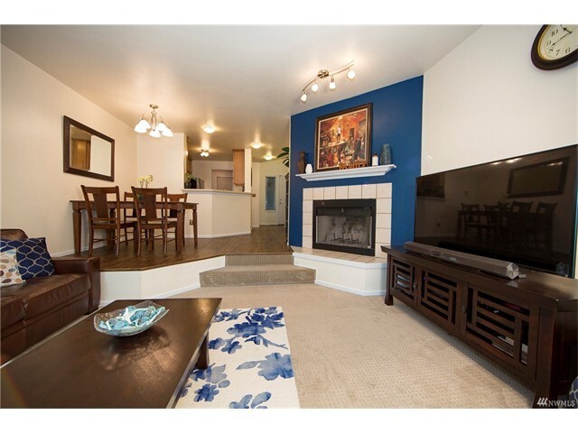 Building Photo - Beautiful Townhome 2 bedrooms and 2.5 bath...