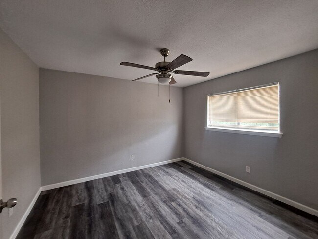 Building Photo - 815 Bluebird Dr