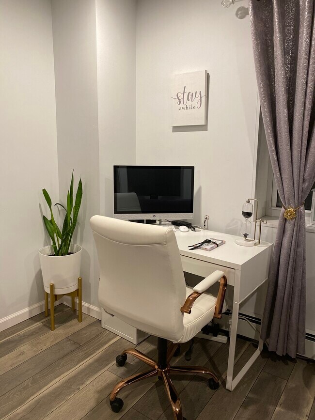 Building Photo - 152 W 9th St