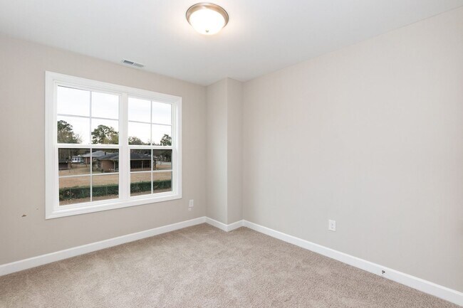 Building Photo - Three Bedroom Home!