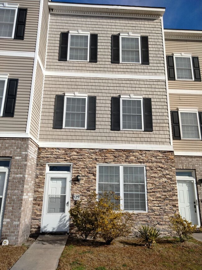 Building Photo - FOR RENT