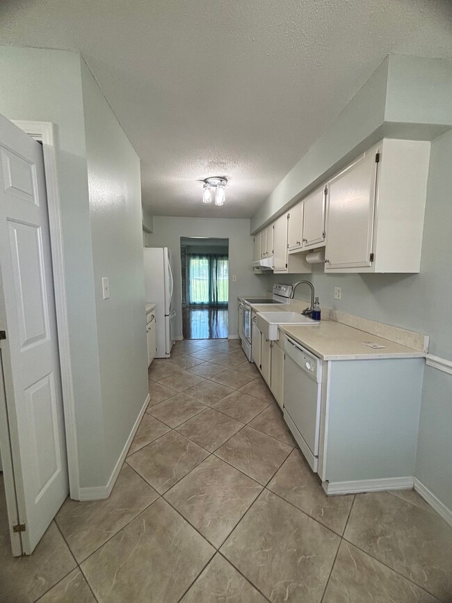 Building Photo - 262 Highpoint Dr