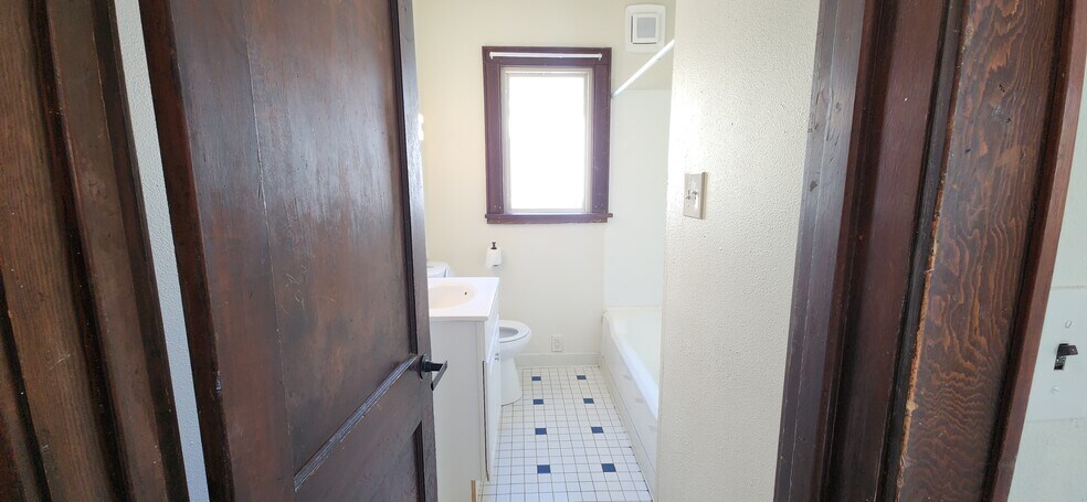 Building Photo - 2238 West Ave S