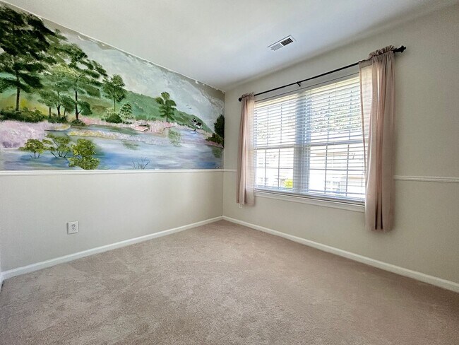 Building Photo - Charming 2-Bedroom Condo in the Heart of V...