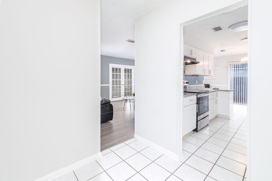 Building Photo - 11548 E Ride Dr