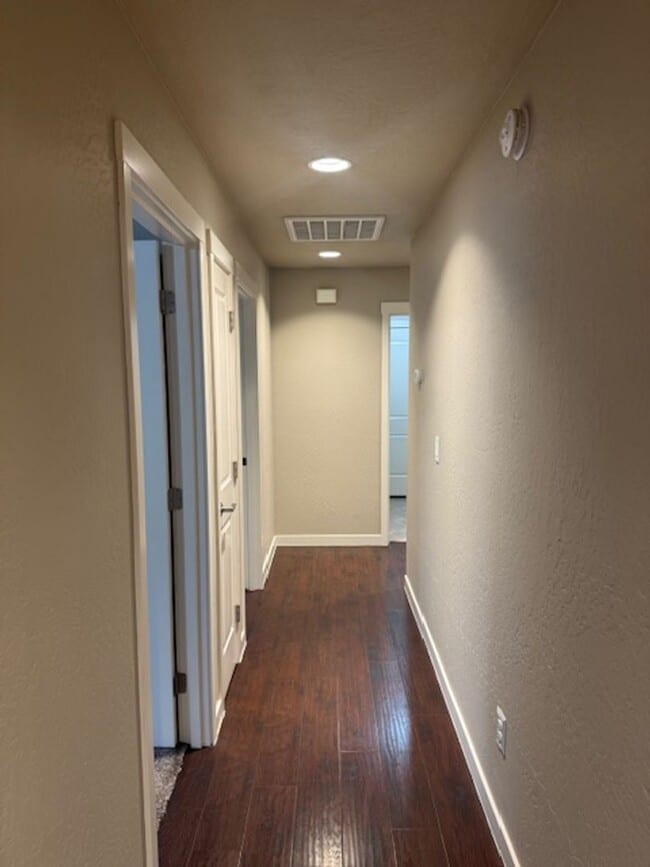 Building Photo - CUSTOM 3 BEDROOM, 2 BATH HOME NEAR SOUTH MEDFORD HIGH SCHOOL