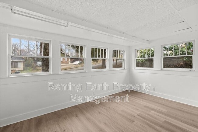 Building Photo - 1900 15th Ct N