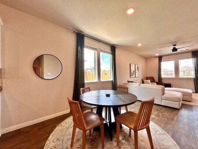 Building Photo - 401 Town Lk Bnd