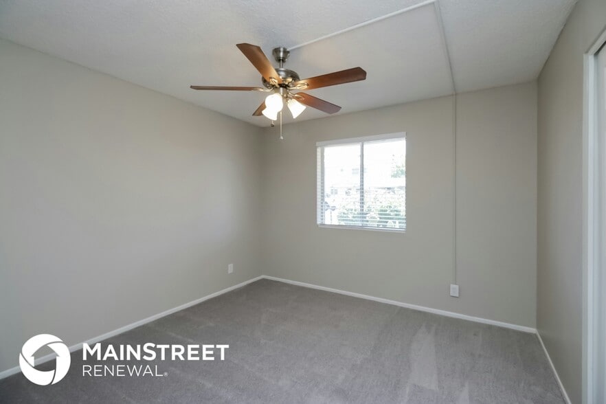 Building Photo - 2210 E Claire Dr