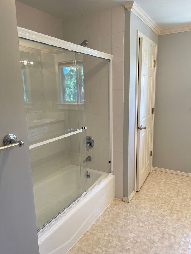 Building Photo - Well maintained 4bd Issaquah home!