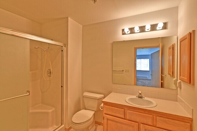 Building Photo - Charming 2-Bedroom Ground-Level Home in Qu...