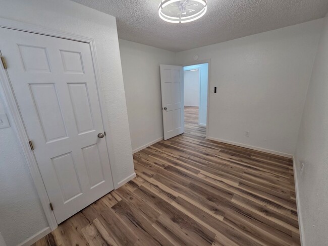 Building Photo - Beautifully Remodeled 3 Bed/2 Bath Apartment