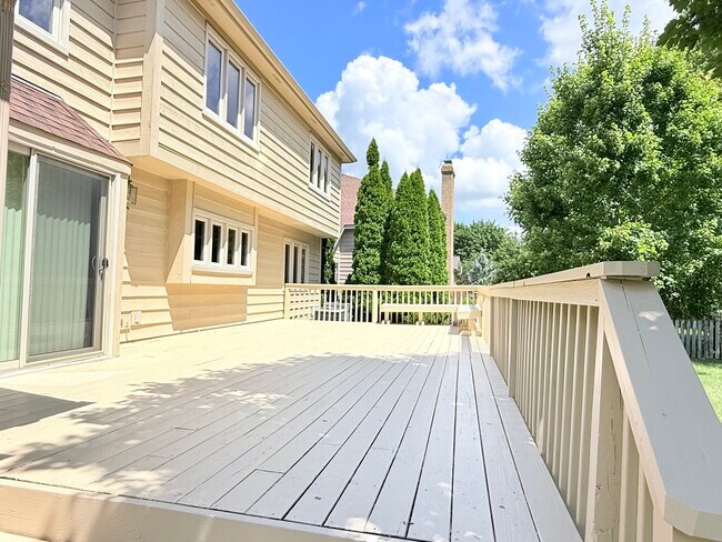 Building Photo - 2318 River Woods Dr